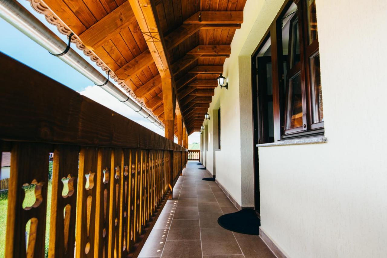 Vendegvaro Panzio Lupeni  Exterior foto